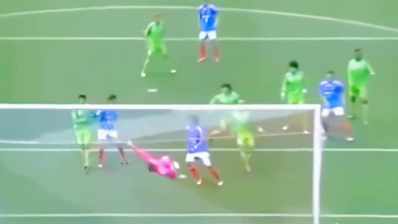 他是亚洲最贵的左脚，44岁才宣布退役，日本足坛的传奇