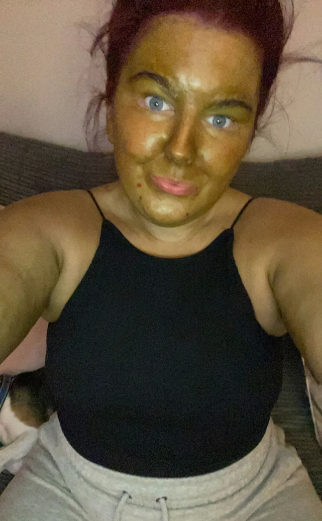 英国白人小姐姐给自己“美棕”，一不小心染绿了，变成怪物史莱克