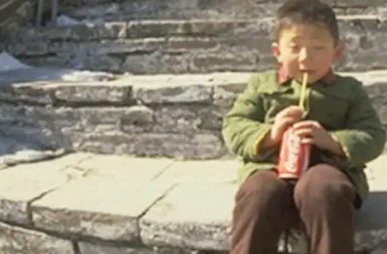 1979长城上喝可乐的小男孩是谁,1979年长城喝可乐男孩图片
