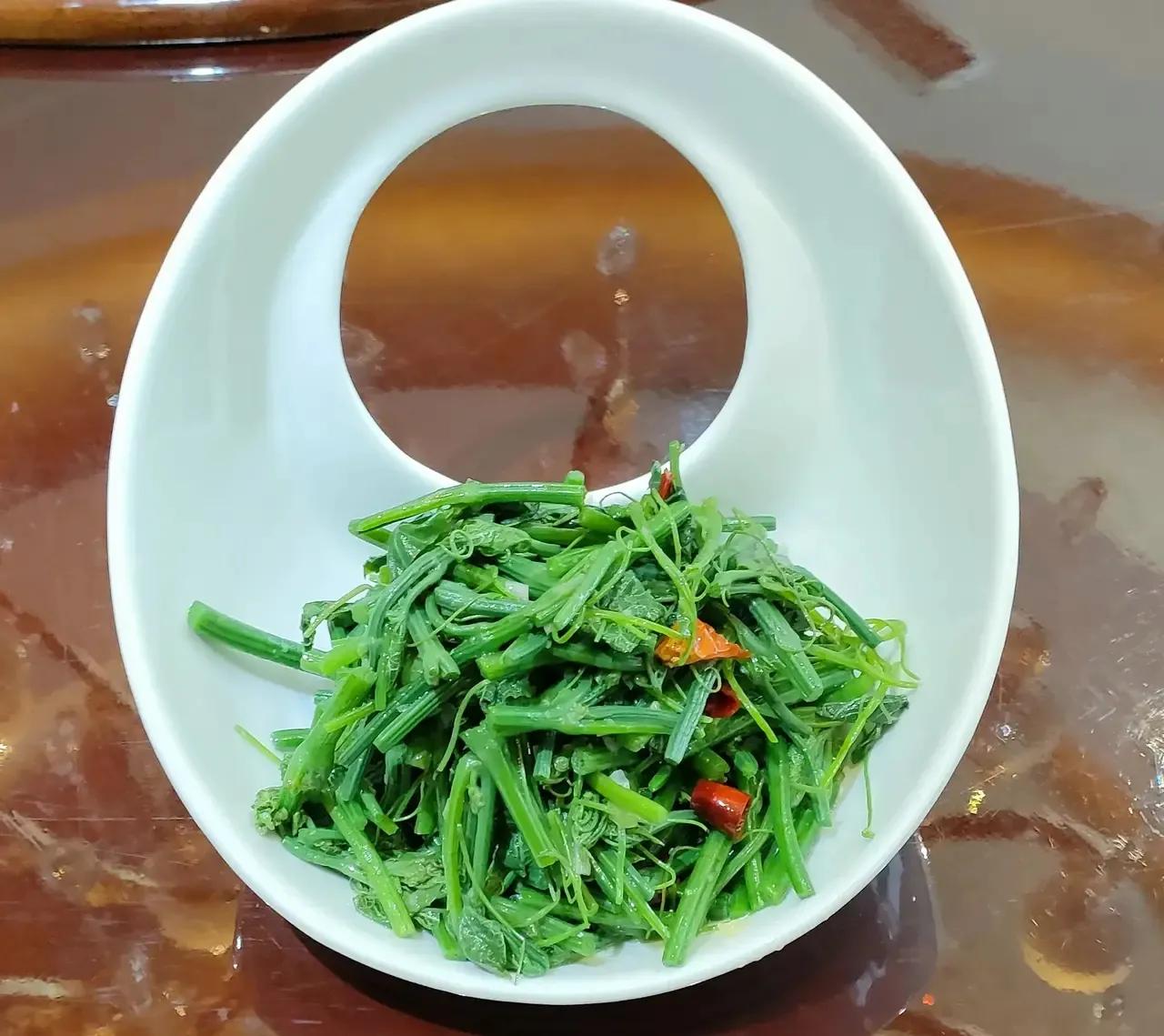 甘肃小伙晒酒席引热议，一桌1580元18道菜，网友：这物价太高了