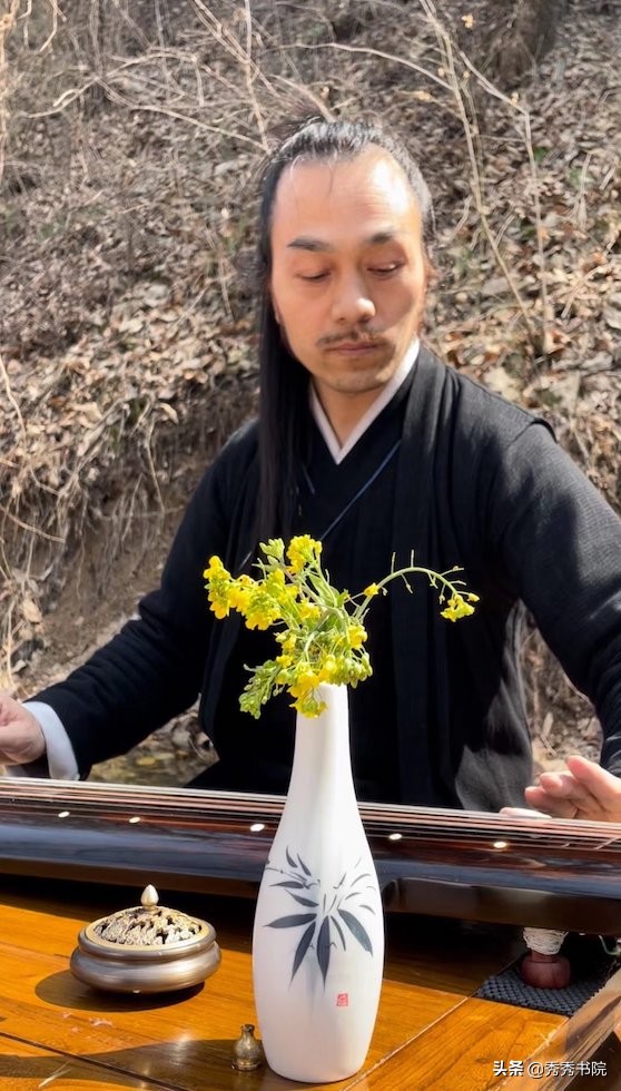 久闻薛山长琴棋书画样样精通,小生仰慕不已,愿跟随山长潜心修习