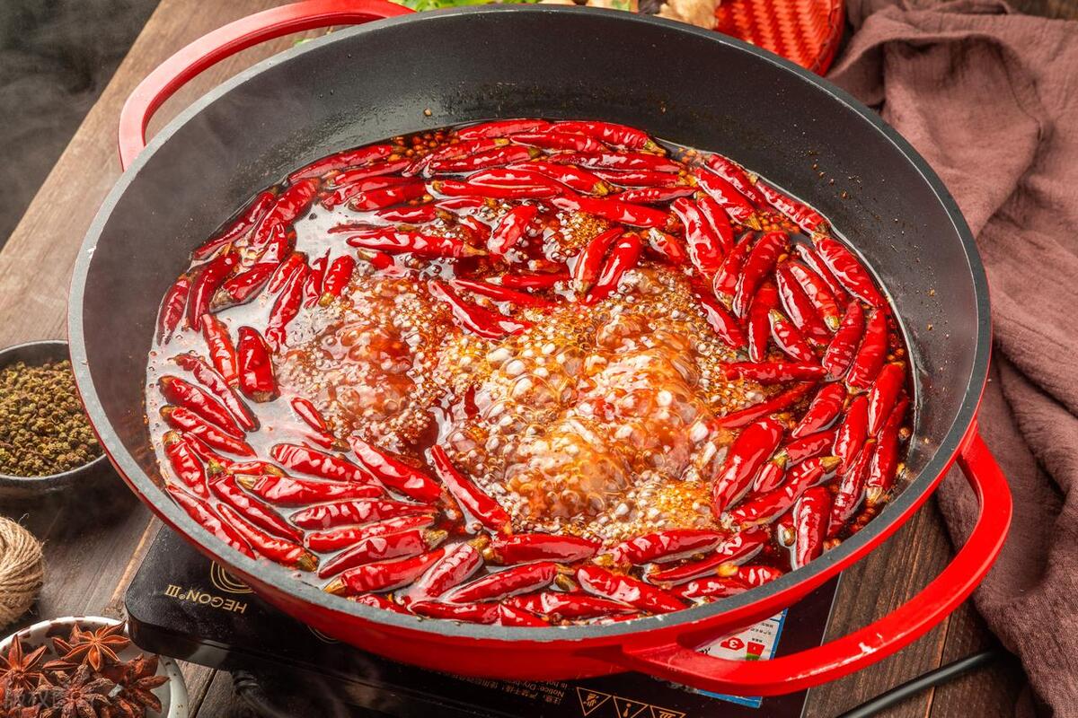 ChatGPT:成都和重庆的美食谁的更加好?