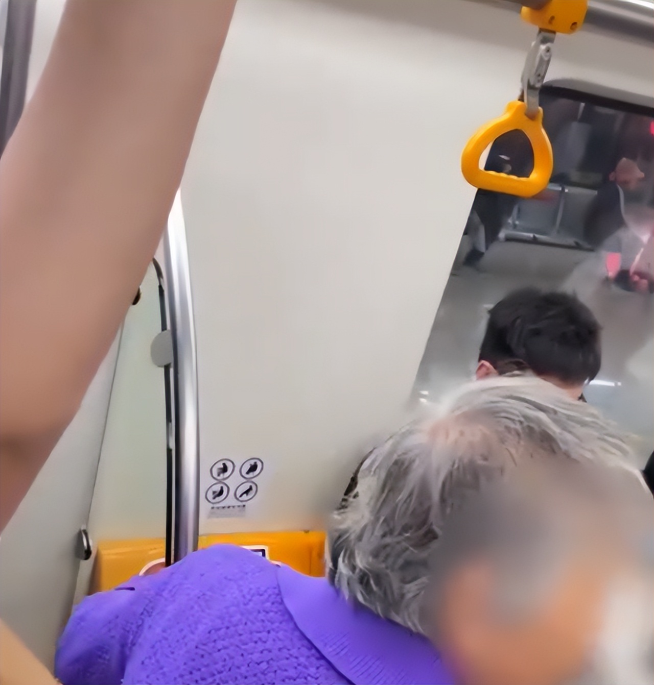 老人地铁不让玩手机,老人坐地铁不让旁人玩手机