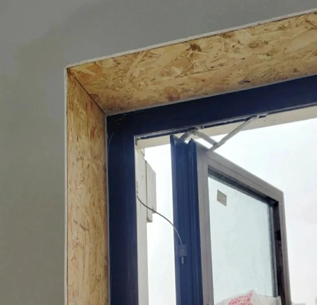 跑了10个工地现场,我终于明白了实木烤漆窗套和不锈钢窗套的区别
