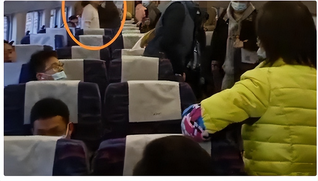 2021年女子“一丝不挂”大闹高铁，当众表演全裸劈叉，惊呆乘客