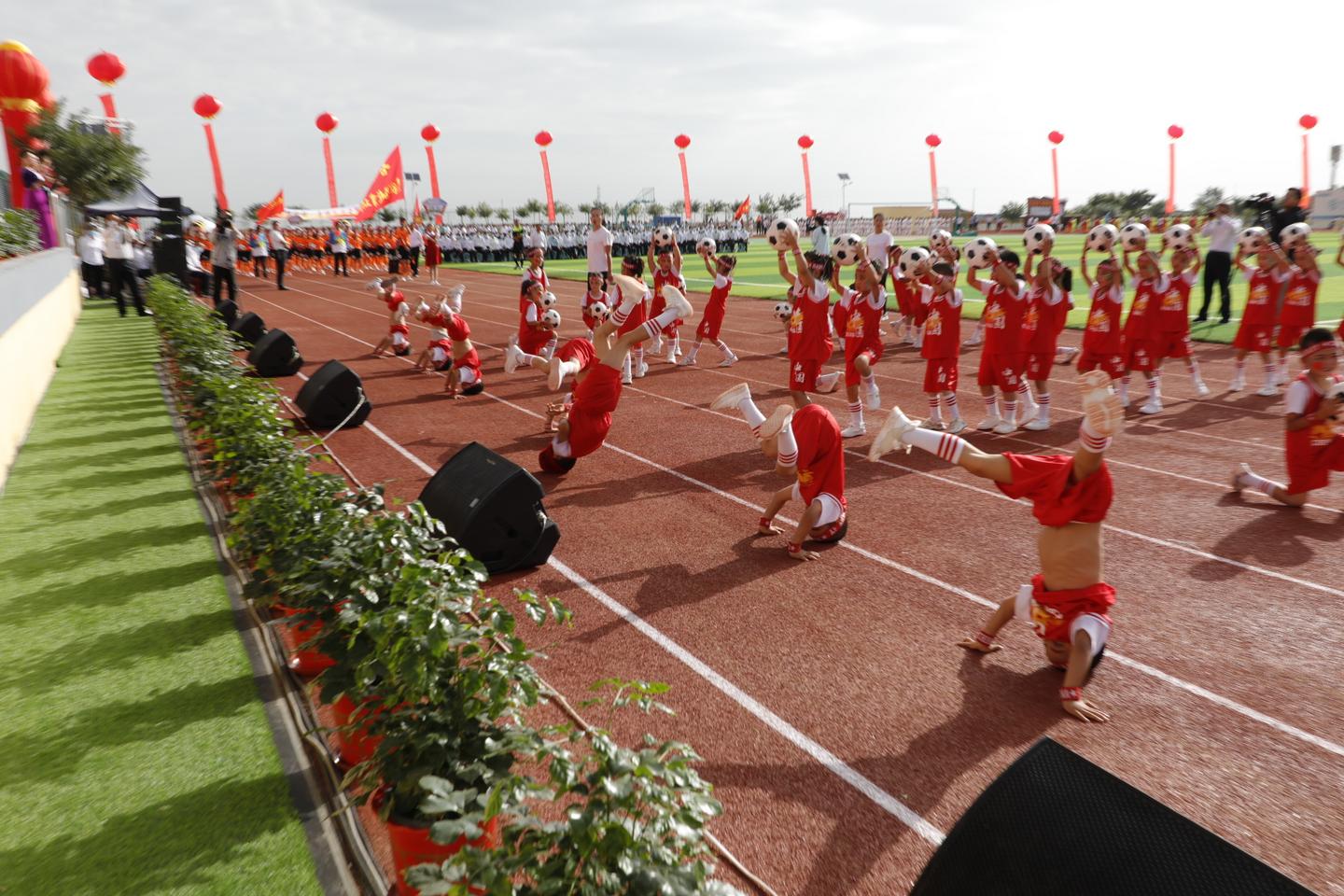 今天，我们向总书记报告：中小学足球运动发展越来越好