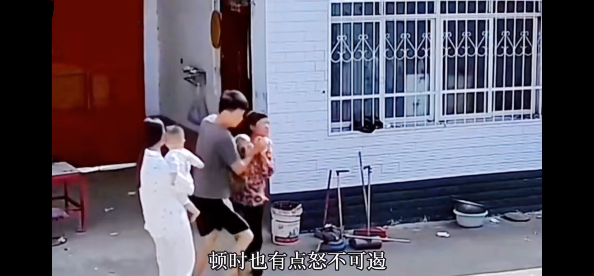 *力暴**升级家庭矛盾，婆婆动手打儿媳，和谐之道在于分居！