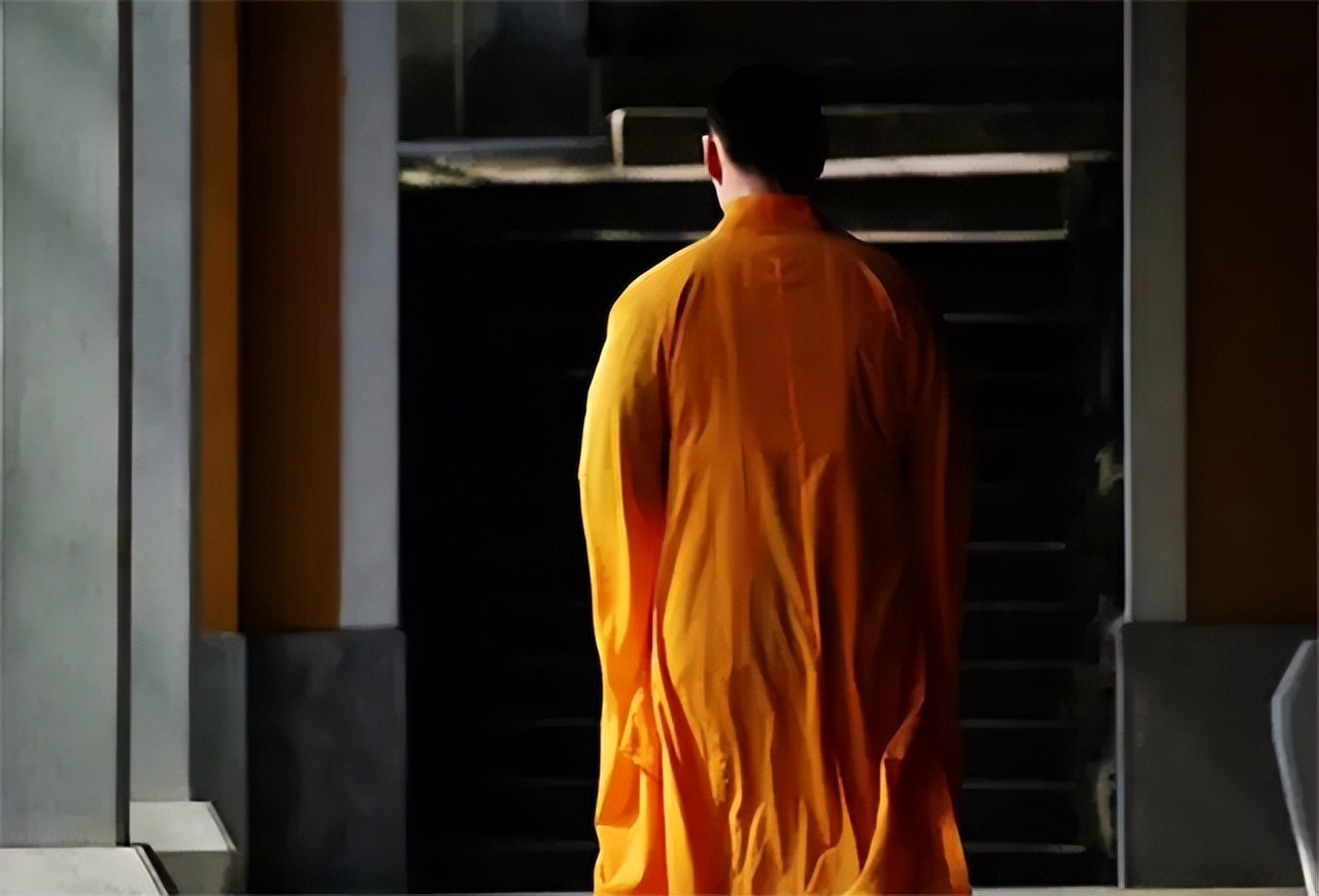 10年前，女住持戴假发穿黑丝跟和尚同居，开豪车住别墅用新款手机