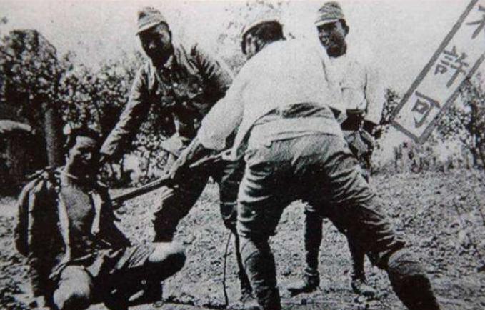 *京大南***杀屠**幸存者真实回忆:我躺尸体堆里装死,一声不吭挨了5刀