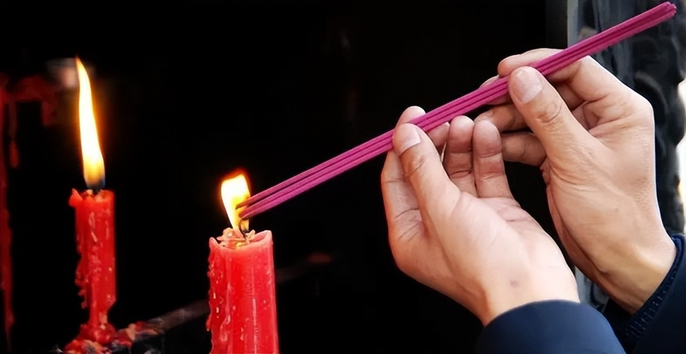 烧香的时候三炷香都代表着什么,烧香为什么敬三炷香