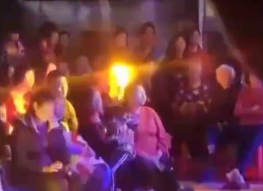 火车熊孩子一直踢如何处理,高铁熊孩子踢座位