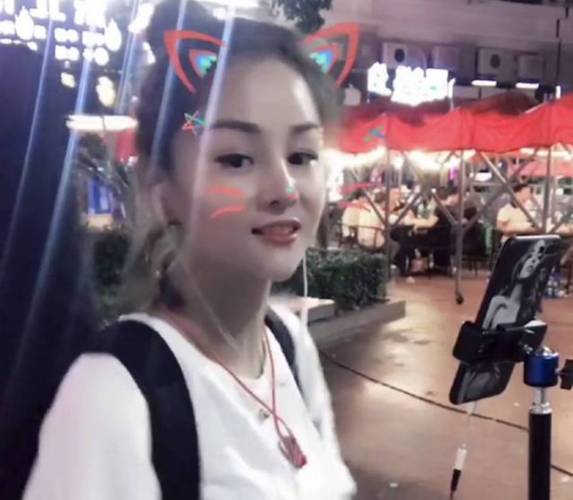 花姐：草根逆袭！一首《狂浪》赚千万，从流浪歌手变成顶级网红