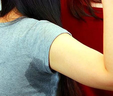 右腋窝臭是怎么回事,腋窝一个臭一个不臭