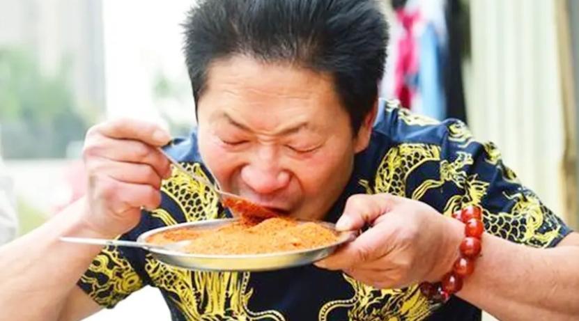 中国辣王李永志喝白酒,辣王李永志吃辣椒肠胃受得了吗