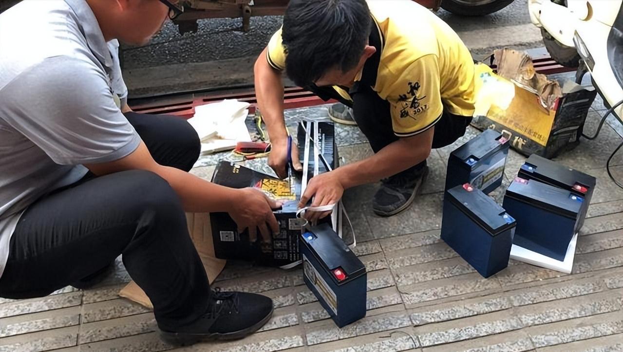 为什么电动车换电瓶要换一组,为什么电动车换电瓶非要以旧换新