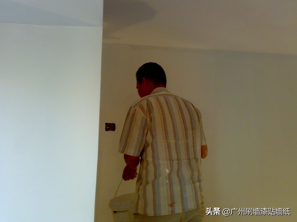 刚刷三年的墙面需要怎么翻新,翻新墙面自己刷漆的方法和技巧