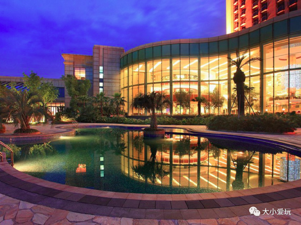 这座颜值逆天的“千岛之城”坐拥金沙白浪，还有机会偶遇荧光海哦