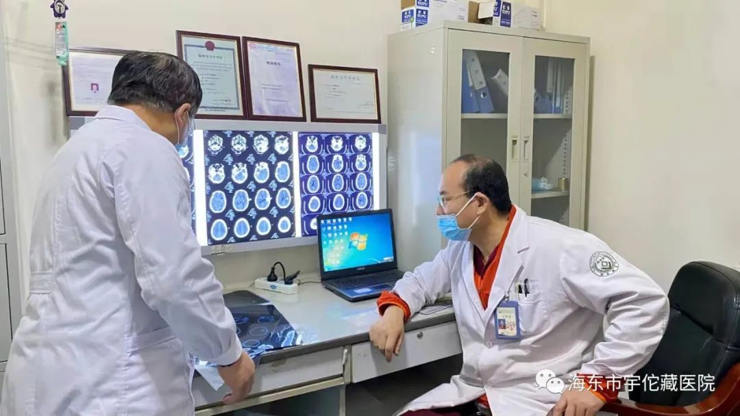 青海日报报道的：“好曼巴”的仁心就是海东市宇佗藏医院院长洛桑