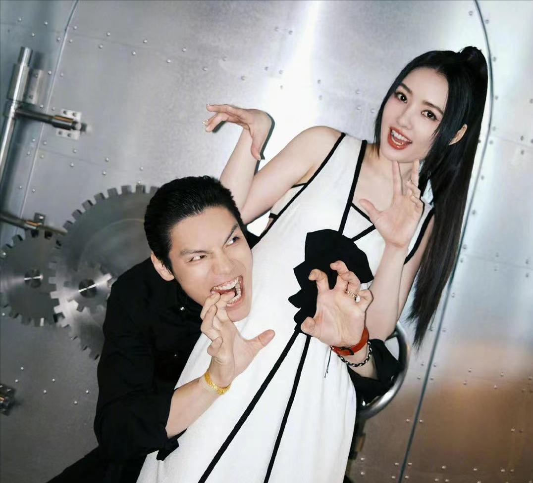 向佐郭碧婷儿子周岁宴,向佐与郭碧婷甜蜜合照