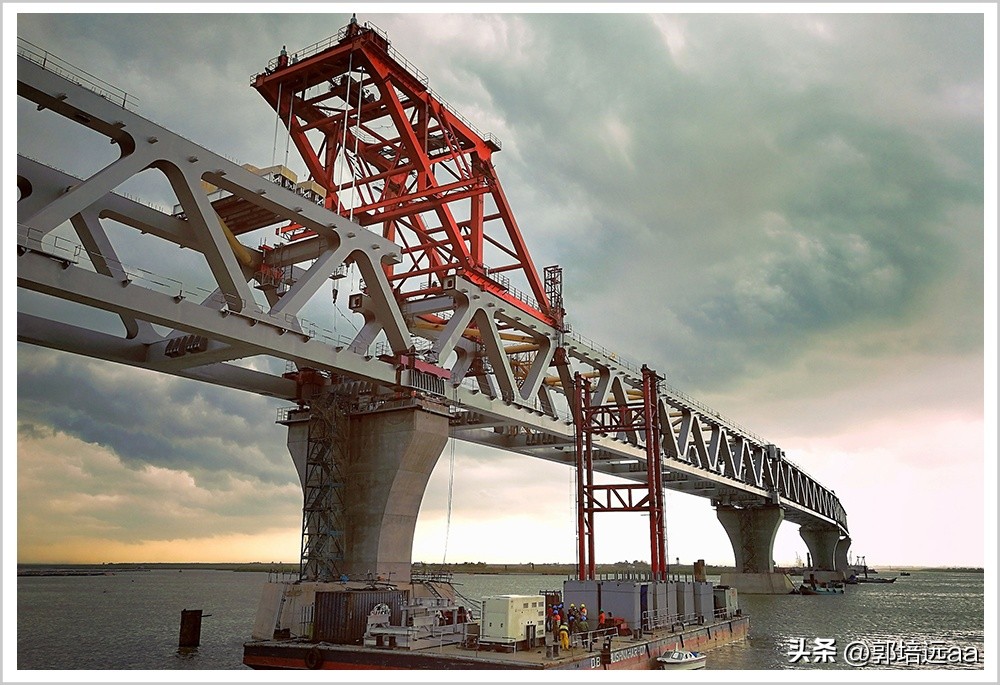 钢、竹、藤在混凝土中作钢筋的比较研究：拉伸和弯曲特性