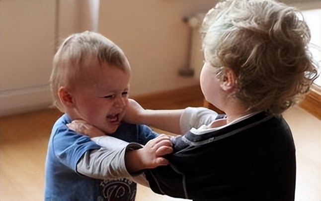 孩子玩的室内游乐场被打,孩子玩耍时老是被另外一个孩子打