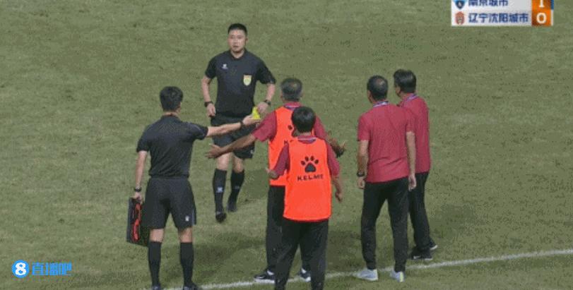 中甲球队主帅染红后怒扇裁判耳光,足球教练暴怒瞬间摔倒