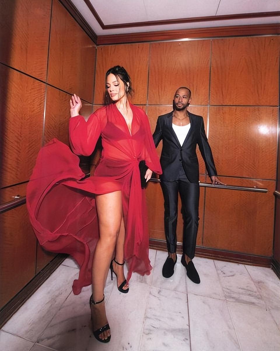 180斤大码超模高冷脸好美！直接穿内衣拍照，挤出多层赘肉竟不油