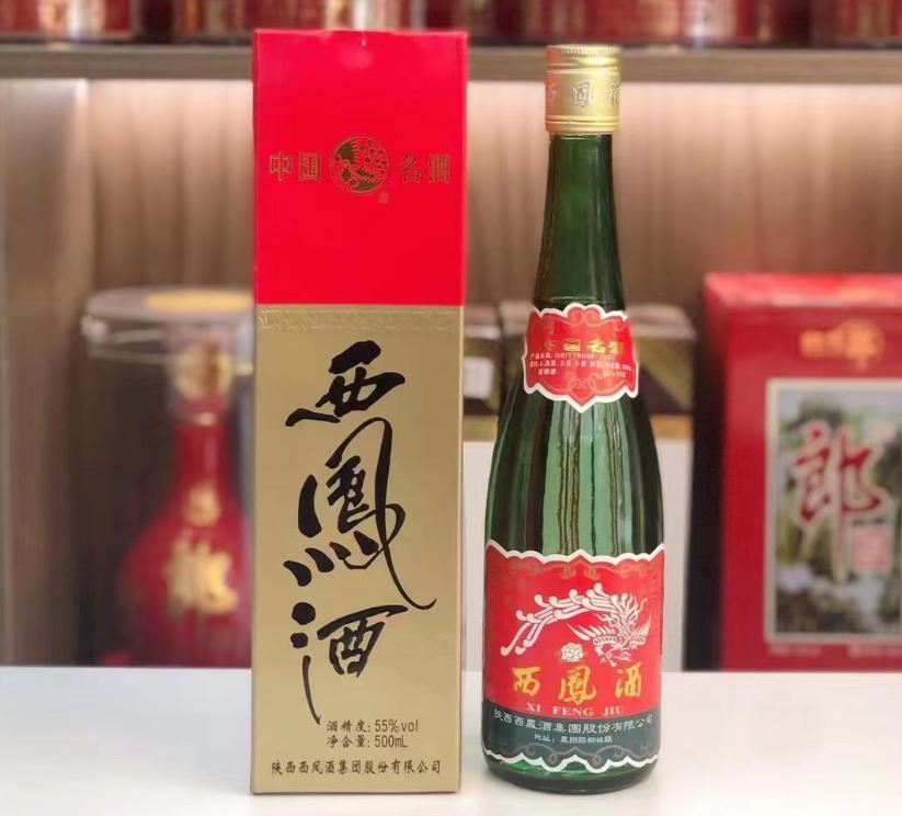 一酒店老板的酒柜，因全是廉价酒走红，酒友：原来内行真不喝茅台