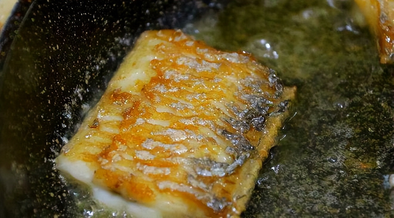 带鱼眼睛黄色跟白色有什么差别,买带鱼大眼睛的好还是小眼睛的好