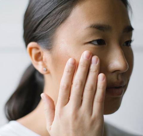 用了护肤品皮肤刺痛是缺水吗,护肤刺痛缺水怎么回事