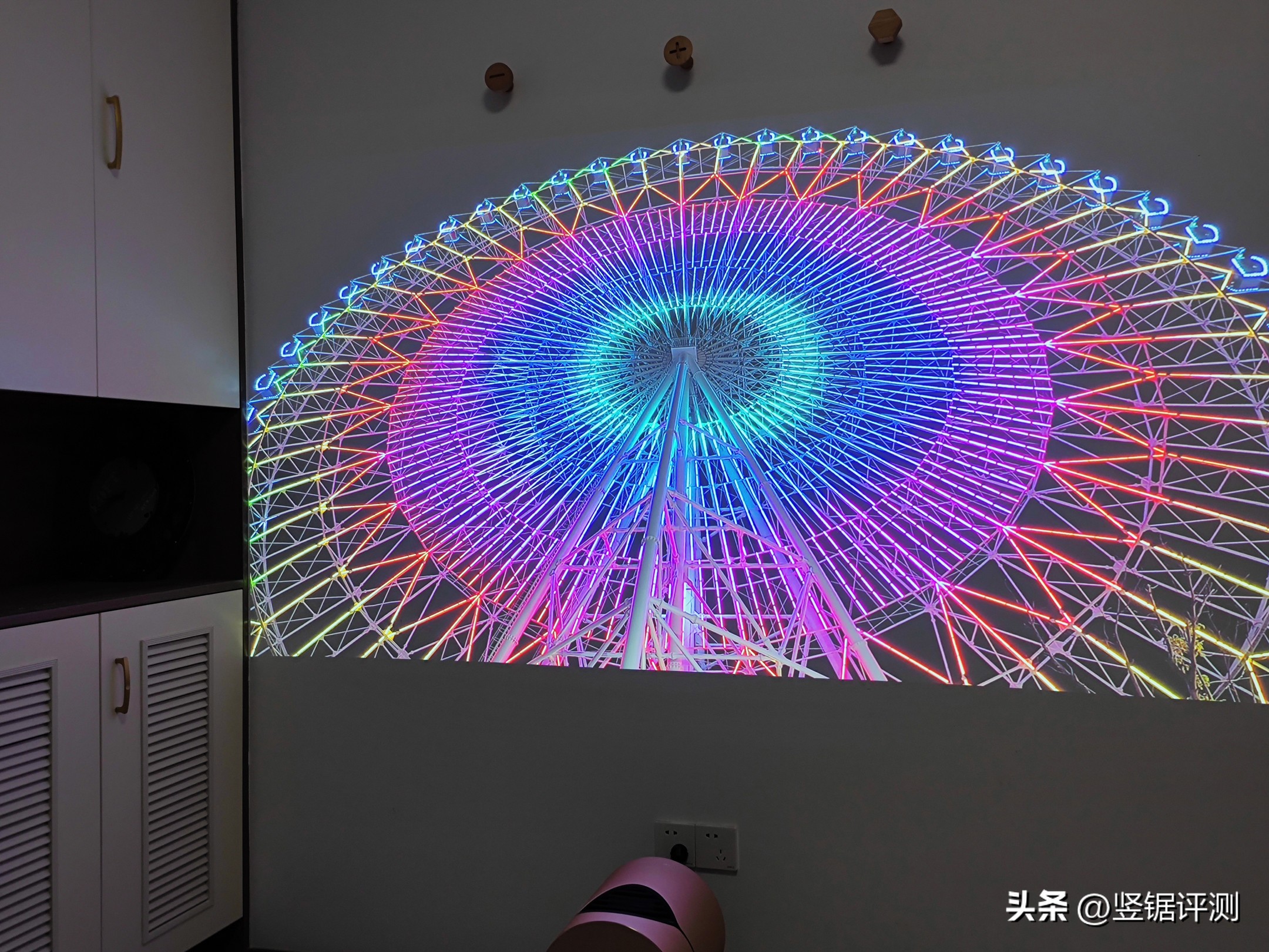 能将空墙变成“百英寸电视”？慧示全能投PLUSH3超短焦投影仪评测