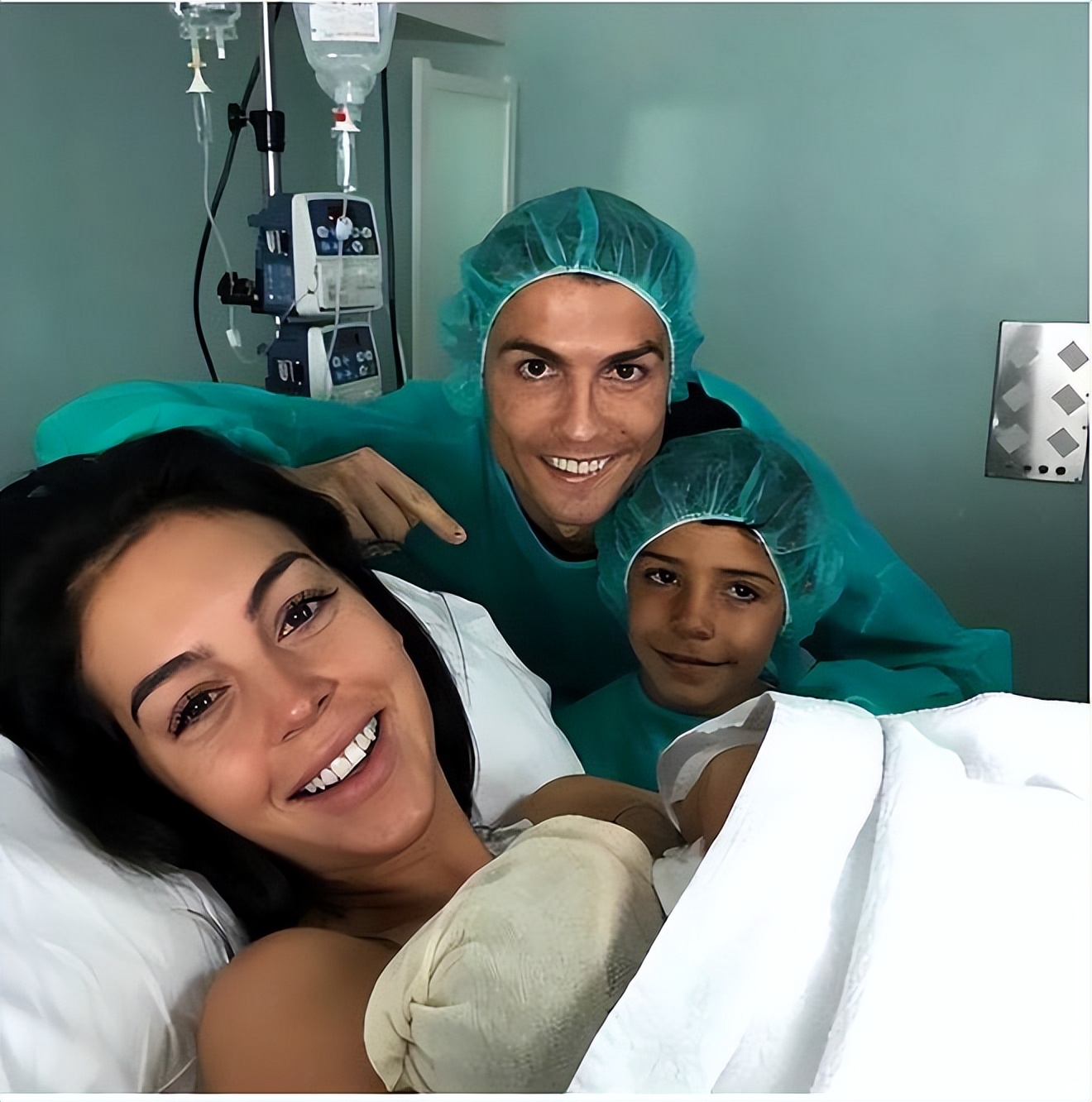 c罗龙凤胎儿子不幸夭折有谁安慰,c罗女友生了几胞胎