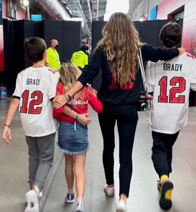 72小时不让睡觉，后背打到脱皮，女子恳求民警：他都是为我好