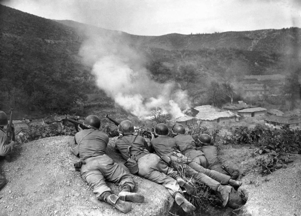 朝鲜军惨败后，后方只剩女性，我军高层严令：犯作风错误者枪毙