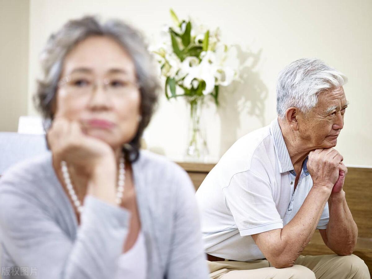 我55岁与二婚老伴同居半年，听到他孙女说的话我马上收拾东西走人