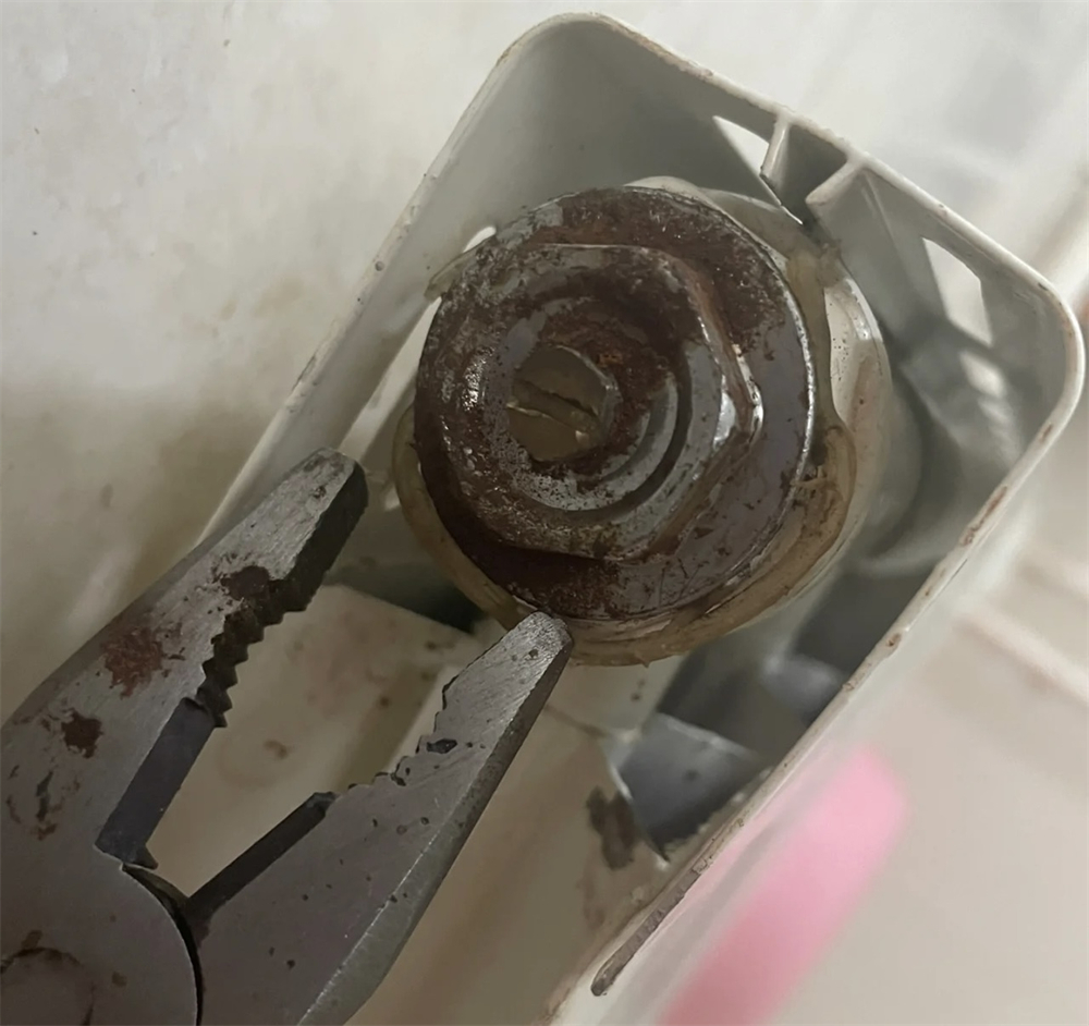 楼房暖气放水不循环怎么办,卫生间暖气不热怎么放水解决