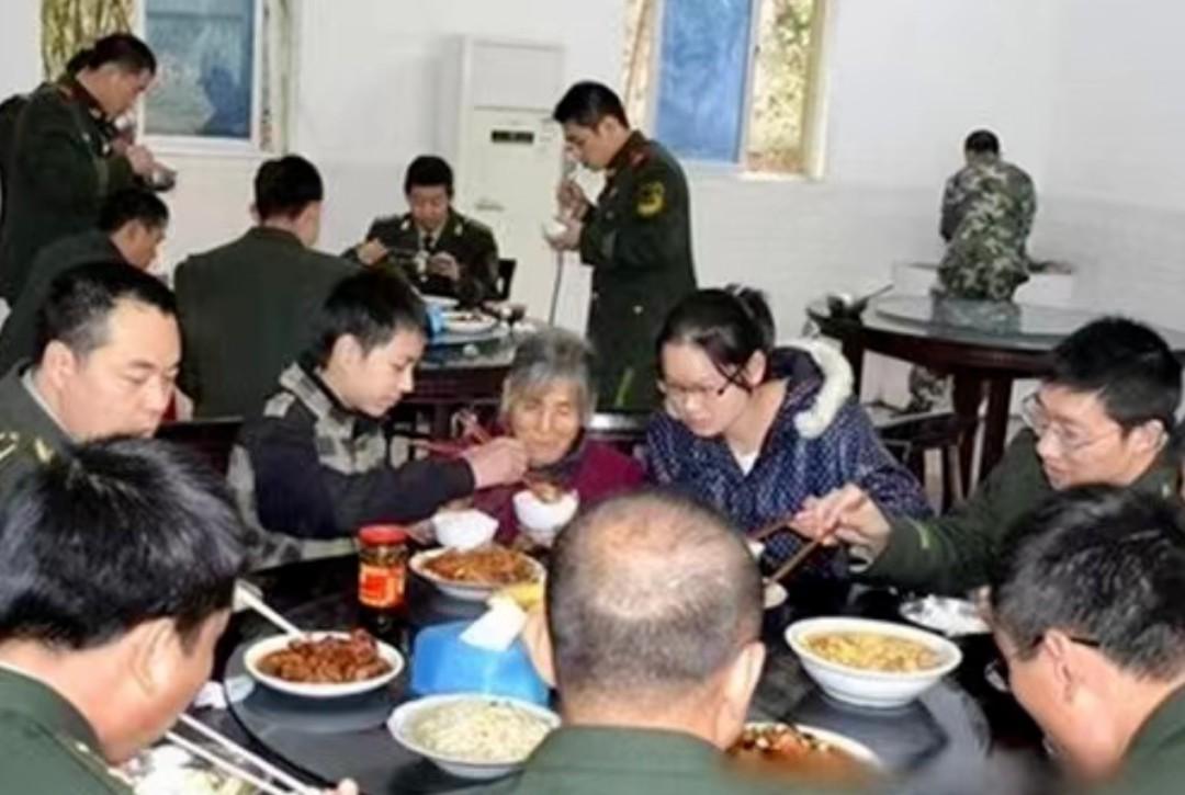 24岁小伙与85岁老奶奶婚纱照,江西24岁小伙与85岁老太婚纱照