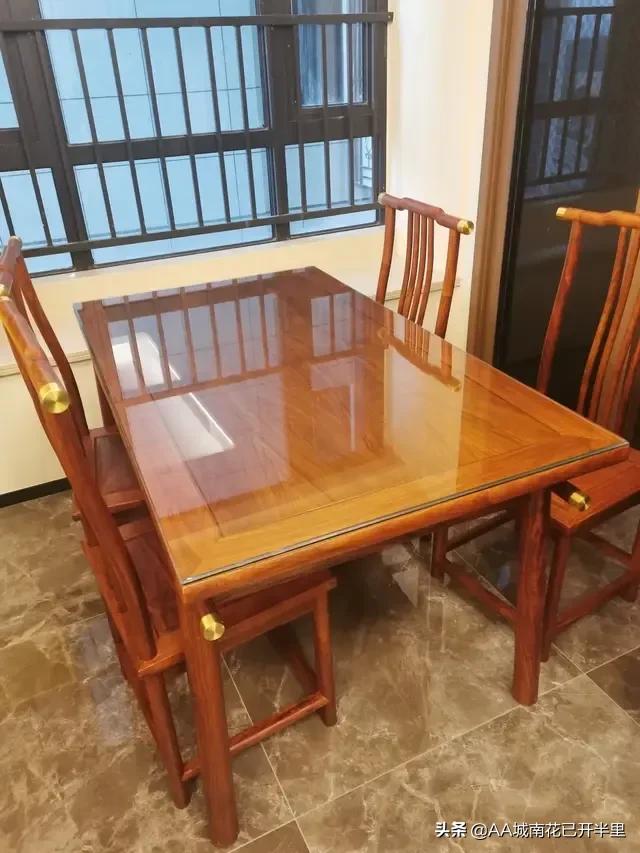 老公先斩后奏花2000多买了这丑不拉几的桌子，我真的好想扔了……