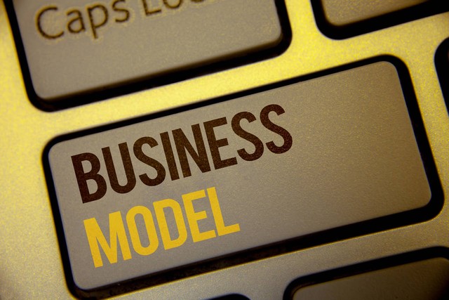 我们要靠自己努力挣钱,以后我们要靠本事赚钱了