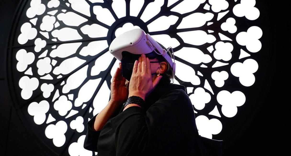 从苹果到谷歌，大型科技公司正争先恐后地制造VR和AR头显