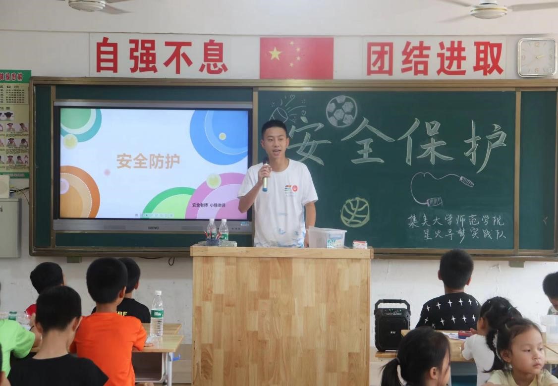 绿茵青春追逐梦想,青春千里之行始于足下