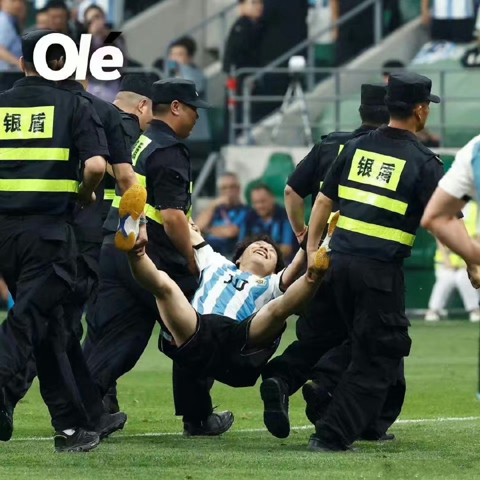 马未都评球迷冲场抱梅西,马未都评论拥抱梅西的球迷