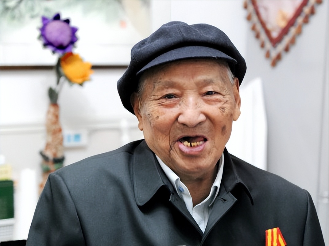 52年毛主席游孔林，突听“砰”一声响，他问孔子后人：这常打枪吗