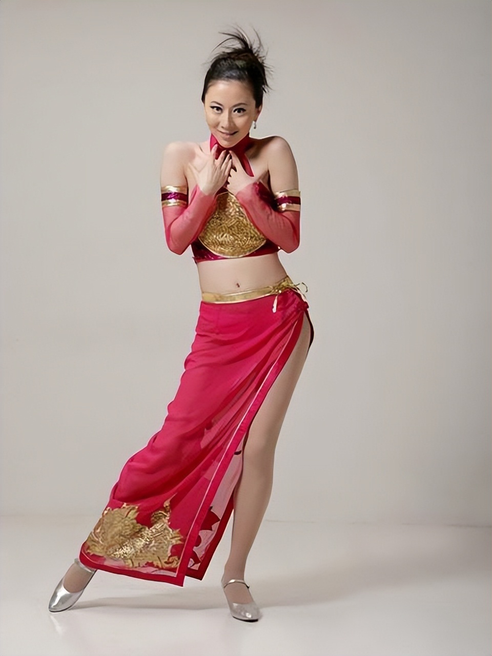 中国第一裸模汤加丽，惨遭父母和丈夫抛弃，如今她后悔了吗？