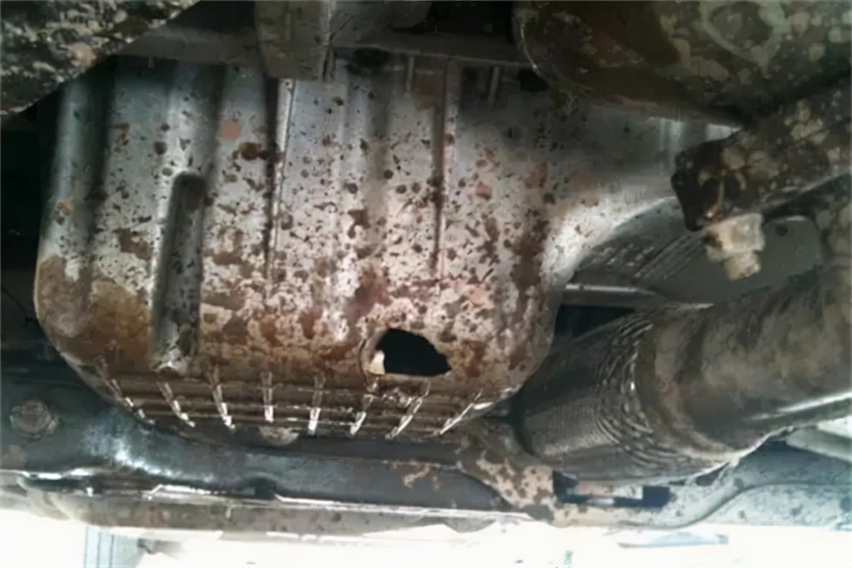 汽车发动机护板什么材质的安全,塑钢发动机护板安全隐患