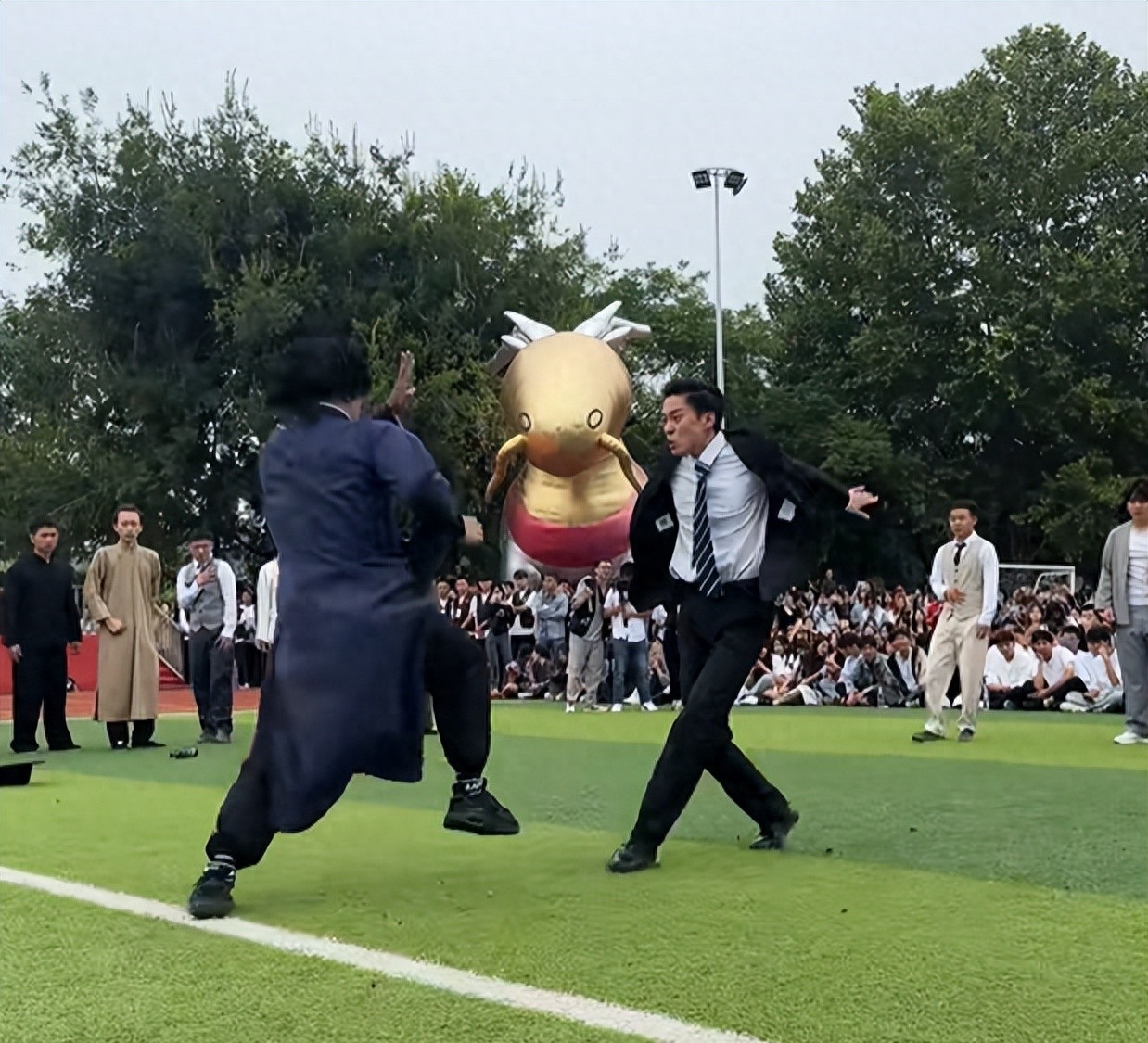 成龙武汉高校出席活动,成龙现身高校做公益