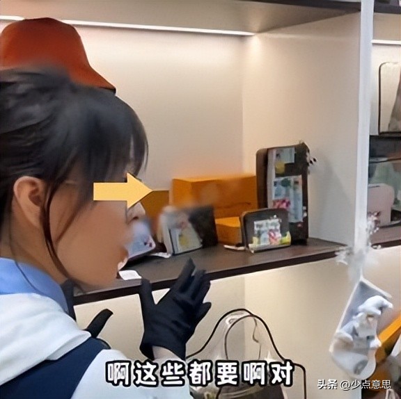 女子第一次相亲就逛商场，要求买11万5的包，全买就当你女朋友