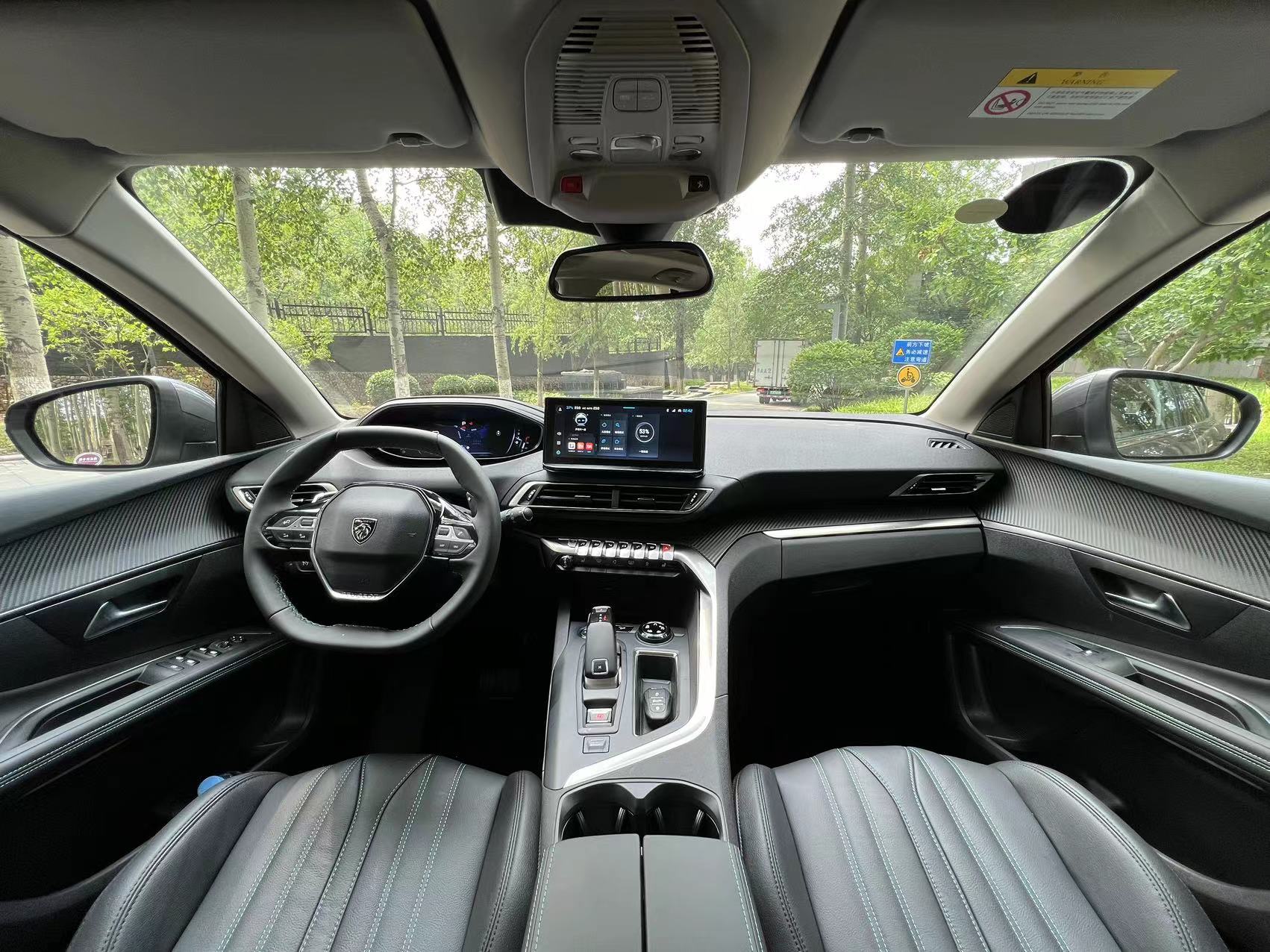 盾牌黑底狮子的车标,盾牌狮身车标