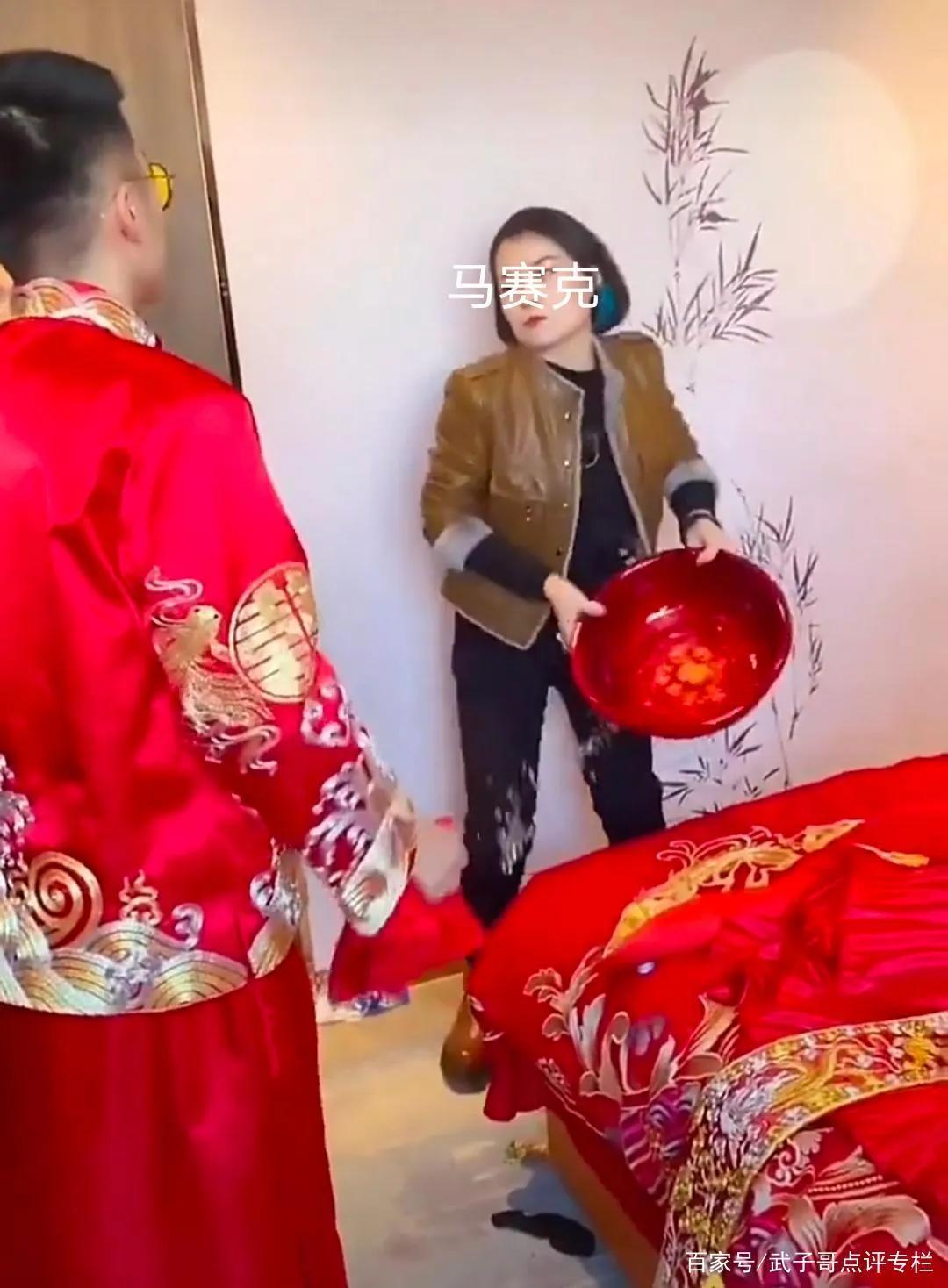 洗完脚把洗脚水喝了,洗完脚喝洗脚水