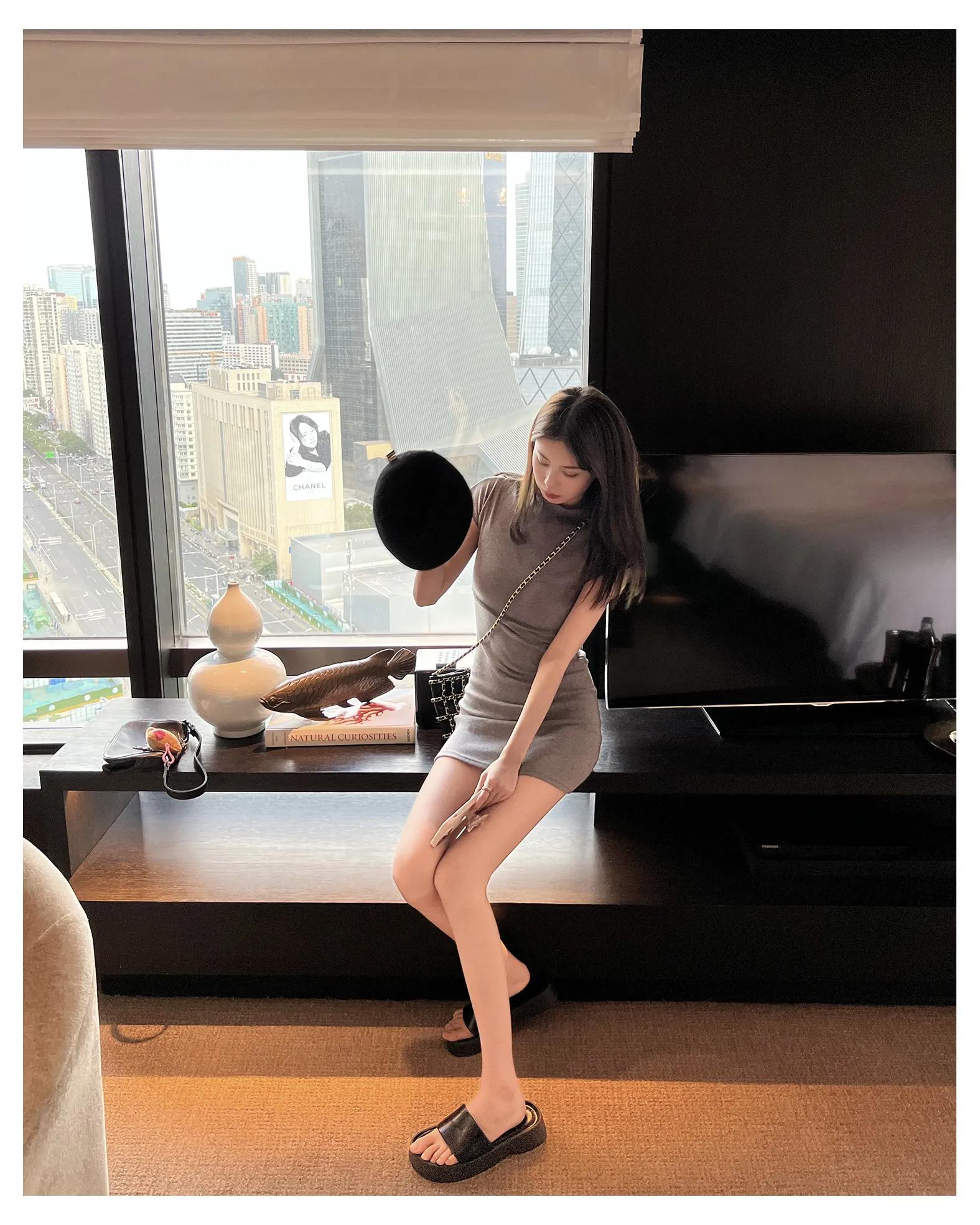 修身连衣裙尽显美女完美身材